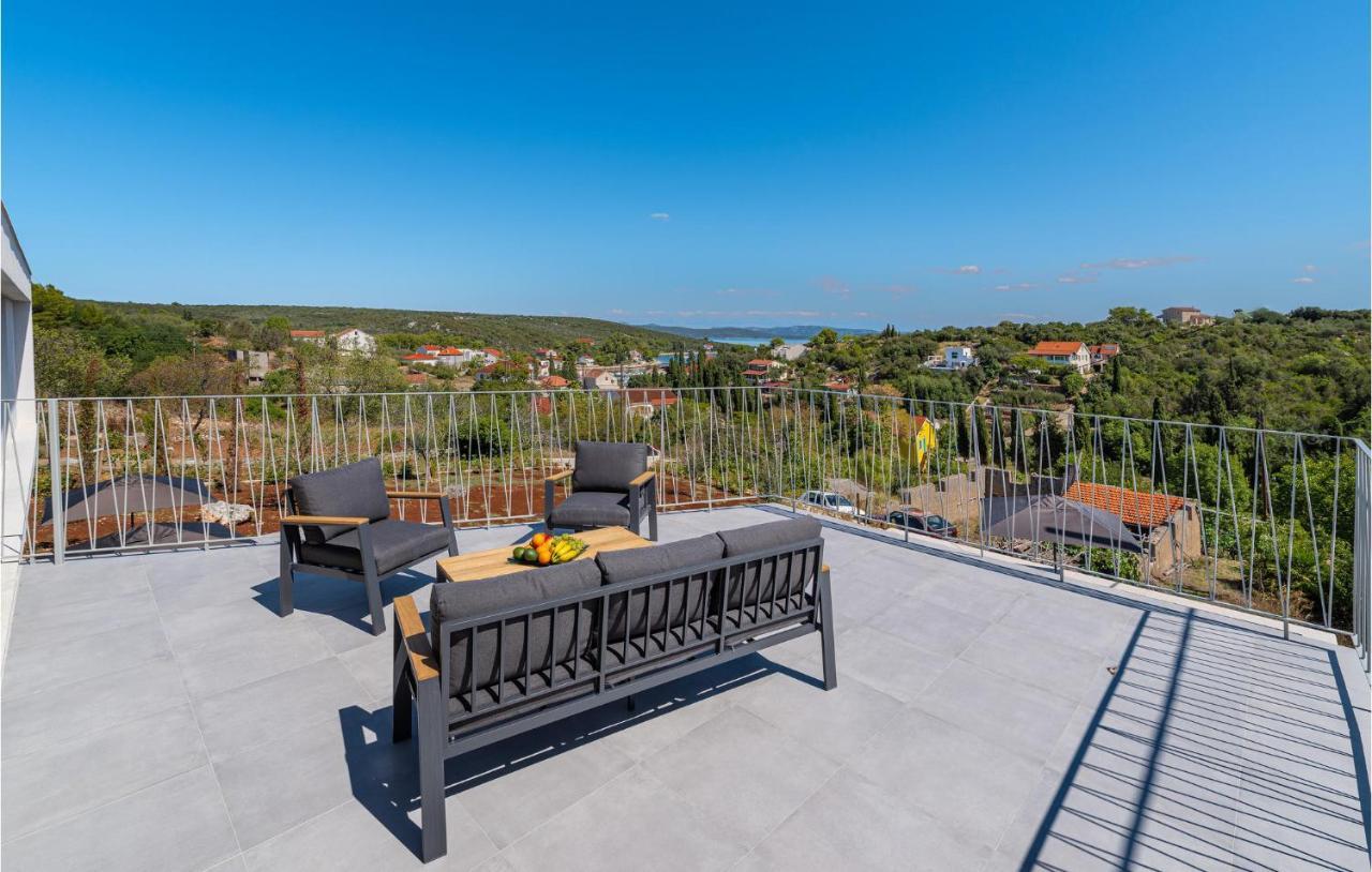 Nice Home In Zman With Outdoor Swimming Pool, Wifi And 3 Bedrooms Case de vacanță Žman