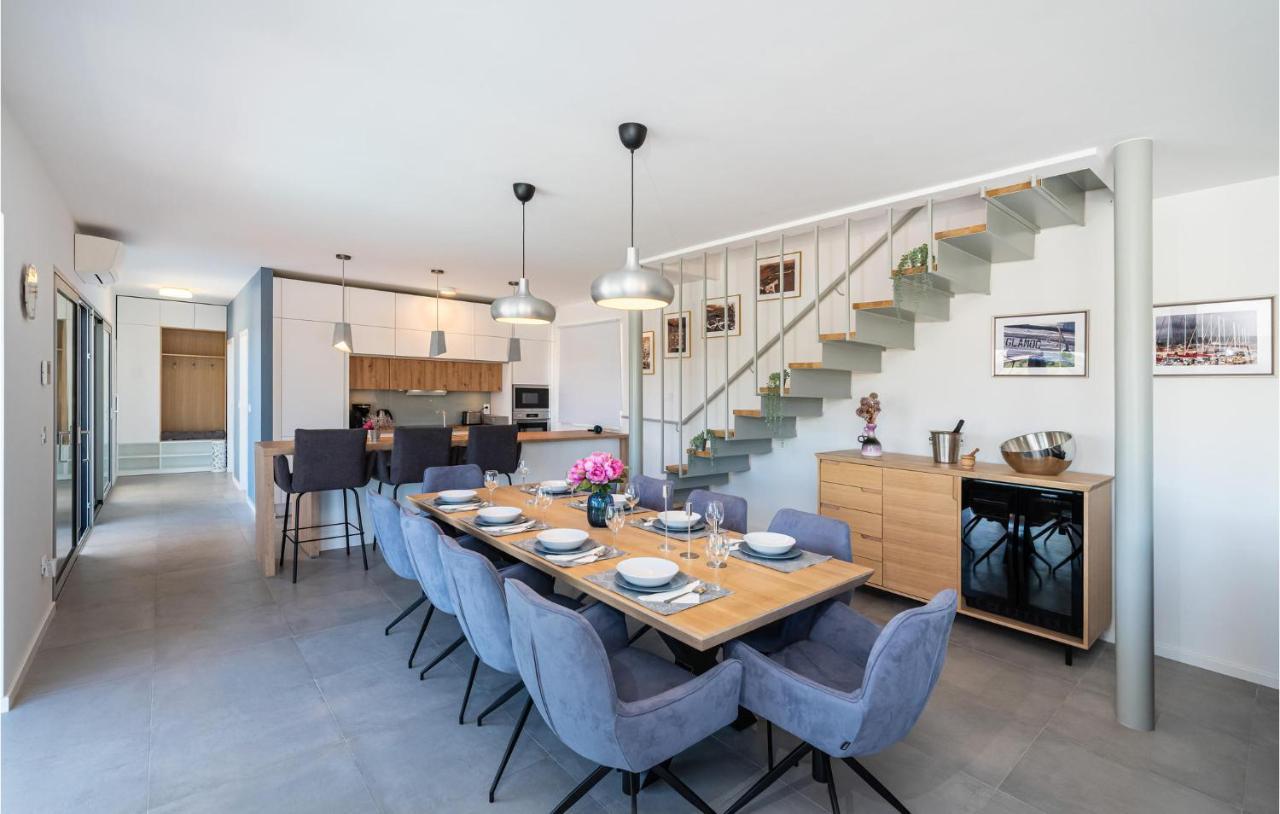 Nice Home In Zman With Outdoor Swimming Pool, Wifi And 3 Bedrooms Case de vacanță Žman
