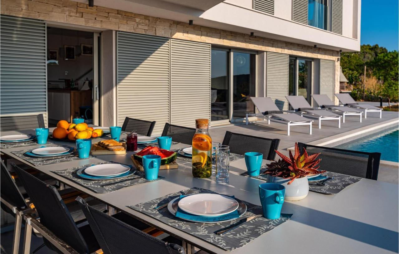 Nice Home In Zman With Outdoor Swimming Pool, Wifi And 3 Bedrooms Case de vacanță