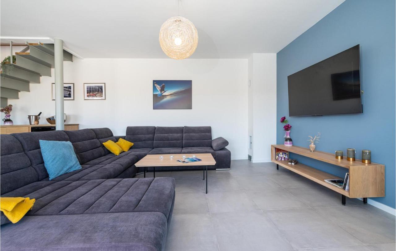 Nice Home In Zman With Outdoor Swimming Pool, Wifi And 3 Bedrooms * Žman