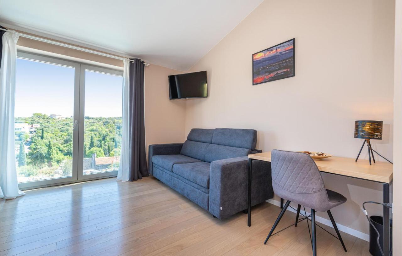 Nice Home In Zman With Outdoor Swimming Pool, Wifi And 3 Bedrooms Žman