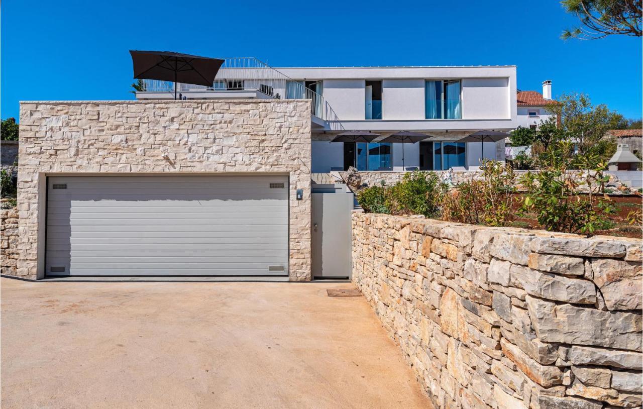 Nice Home In Zman With Outdoor Swimming Pool, Wifi And 3 Bedrooms * Žman