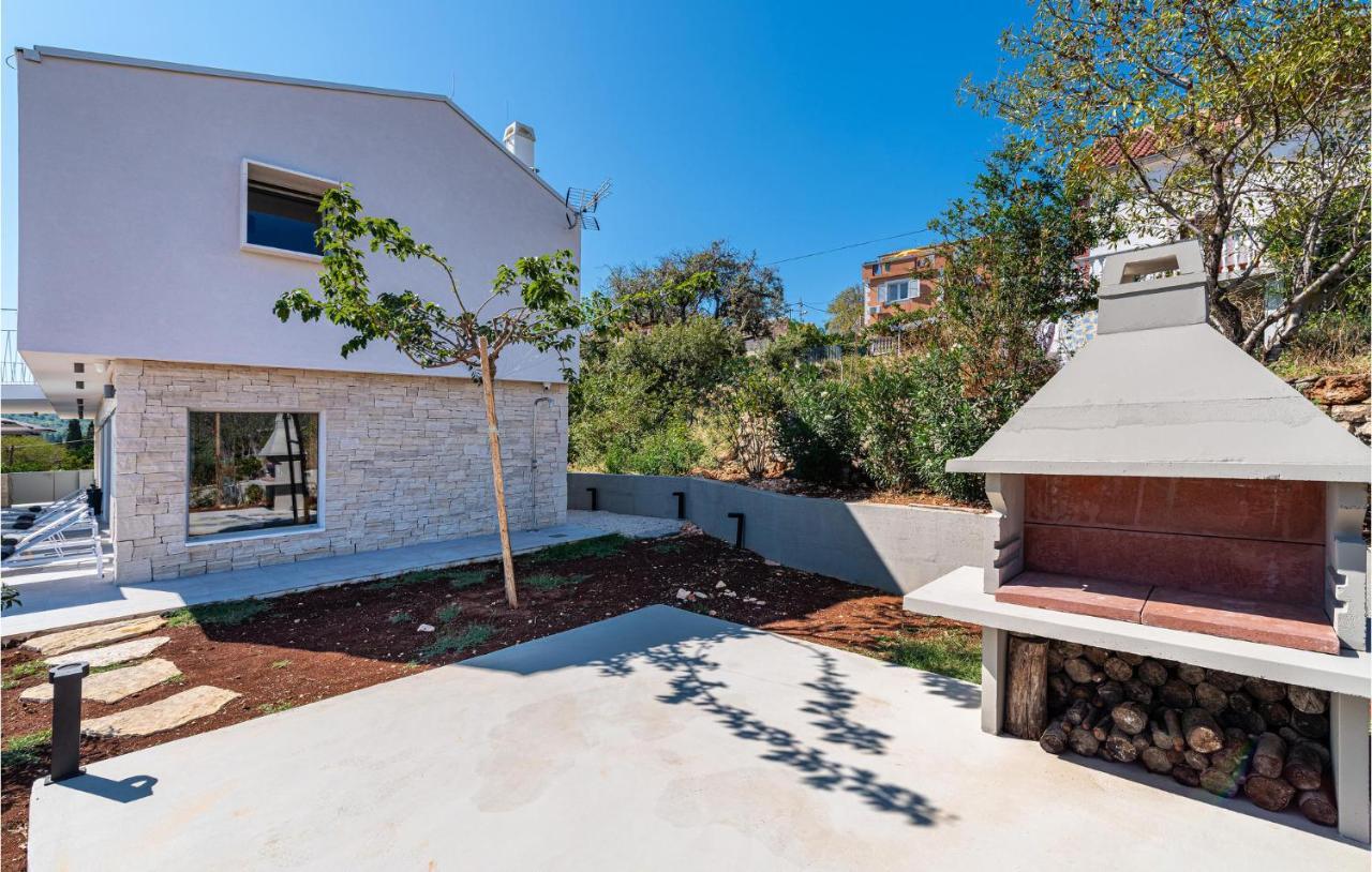 Nice Home In Zman With Outdoor Swimming Pool, Wifi And 3 Bedrooms Case de vacanță Žman