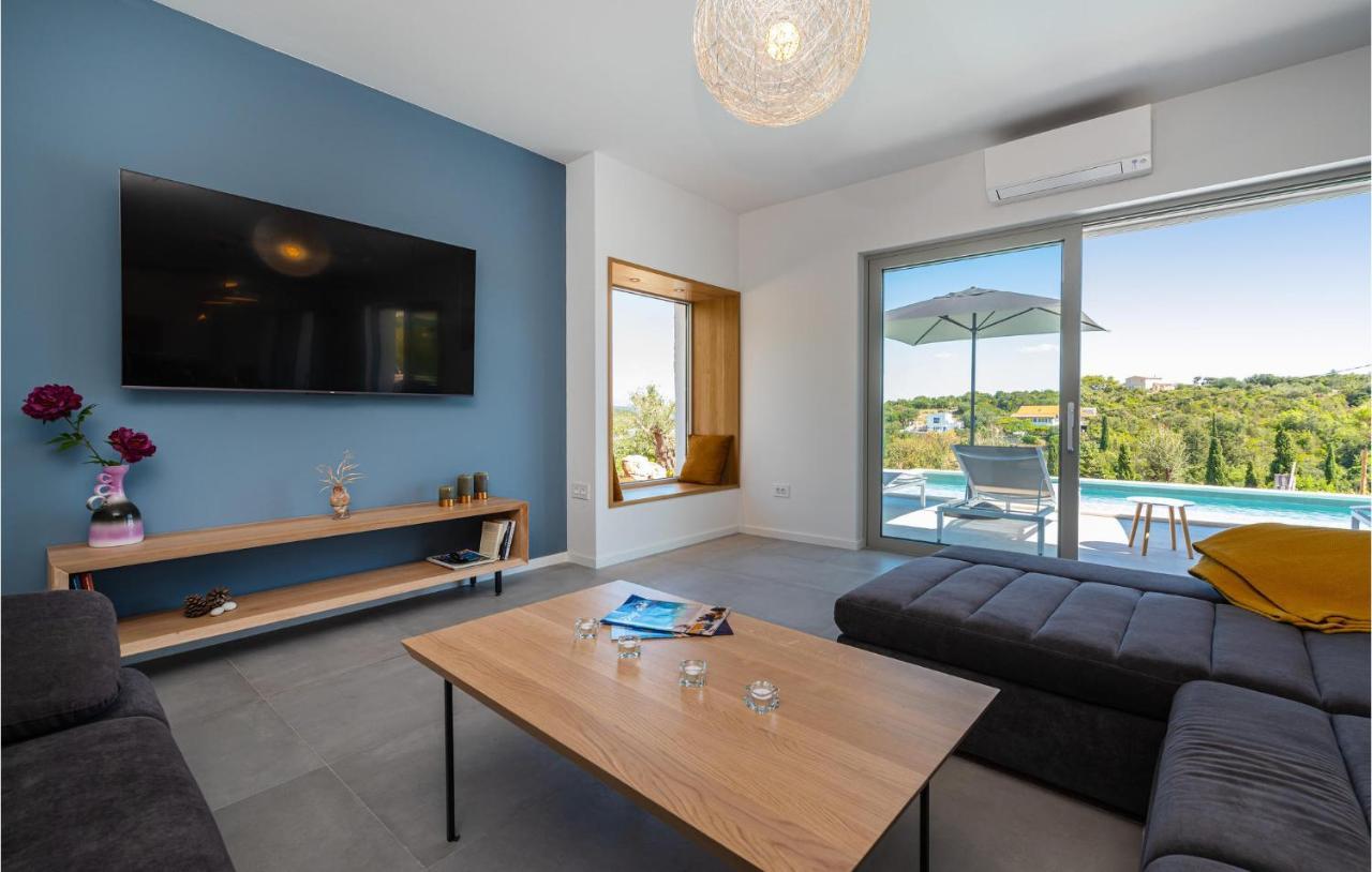 Nice Home In Zman With Outdoor Swimming Pool, Wifi And 3 Bedrooms Vikendica