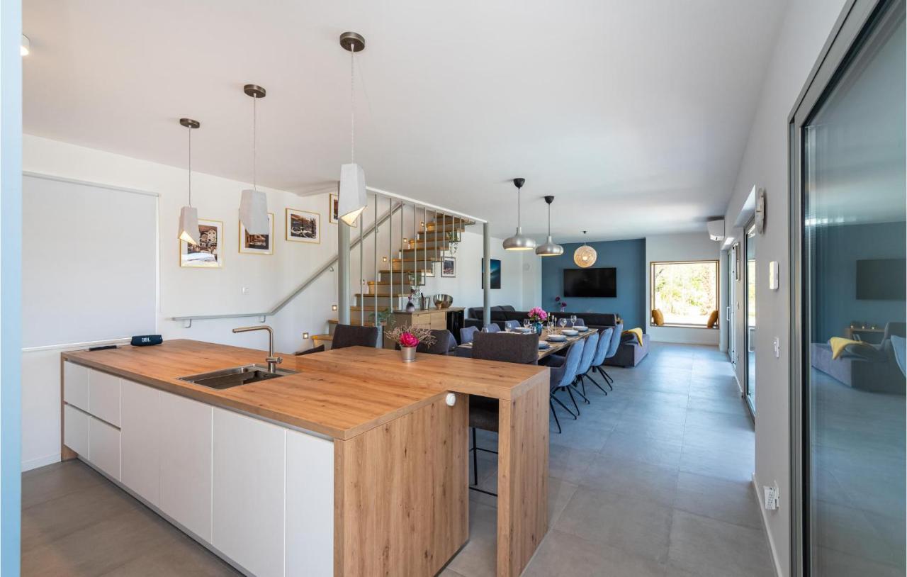Vikendica Nice Home In Zman With Outdoor Swimming Pool, Wifi And 3 Bedrooms *